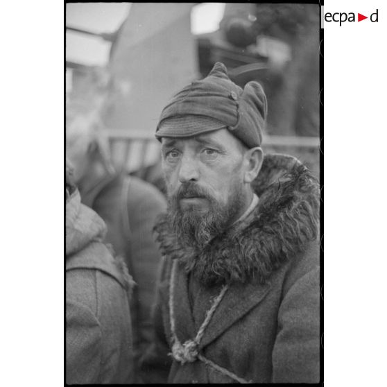 Portrait d'un villageois ou d'un prisonnier requis par les Allemands pour des travaux.