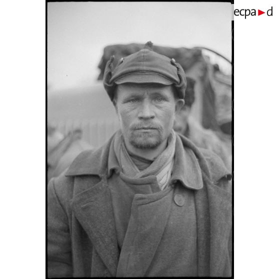 Portrait d'un villageois ou d'un prisonnier requis par les Allemands pour des travaux.