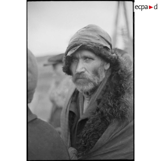 Portrait d'un villageois ou d'un prisonnier requis par les Allemands pour des travaux.
