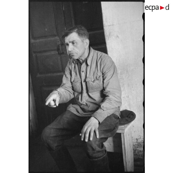 Portrait d'un homme répondant à des questions.