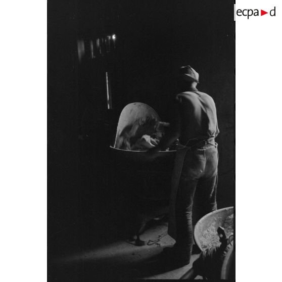 Des boulangers allemands au travail.