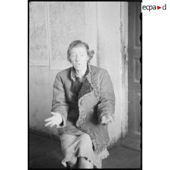 Portrait d'une femme lors d'un entretien qui pourrait s'apparenter à un interrogatoire.