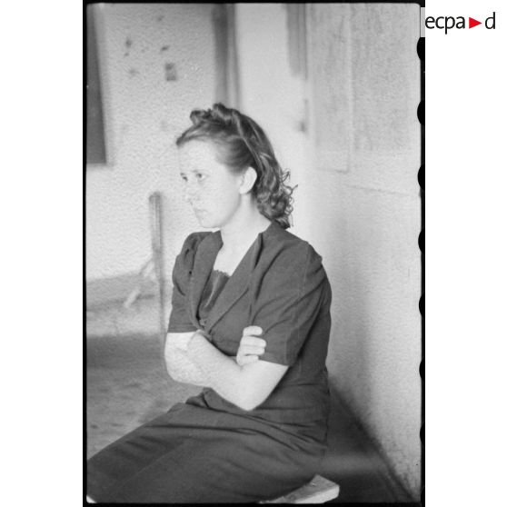 Portrait d'une femme lors d'un entretien qui pourrait s'apparenter à un interrogatoire.