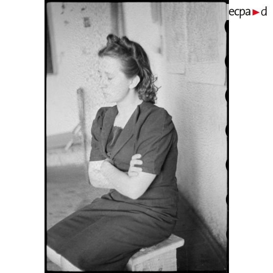 Portrait d'une femme lors d'un entretien qui pourrait s'apparenter à un interrogatoire.