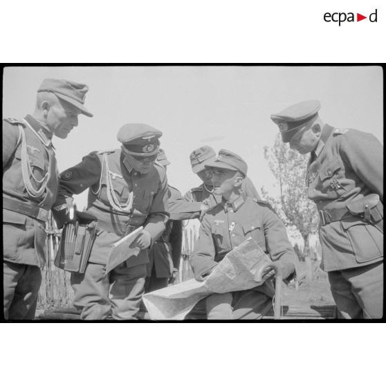 Un lieutenant-colonel (Oberstleutnant) étudiant une carte avec des officiers des troupes de montagne (Gebirgsjäger).