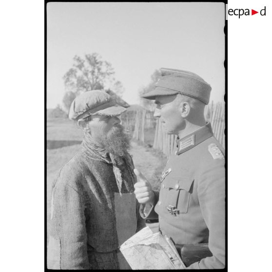 Un lieutenant-colonel (Oberstleutnant) échange un homme âgé.