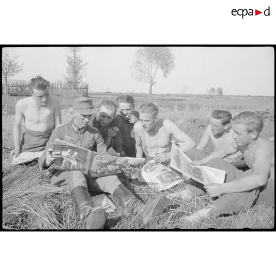 Un lieutenant-colonel (Oberstleutnant) et des membres de la Pz.PK.697 lisant une version soviétique de "Signal".