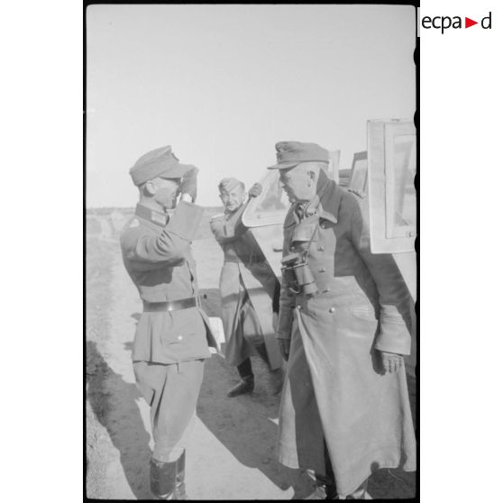 Un officier supérieur inspecte le front, il est salué par l'Oberstleutnant.