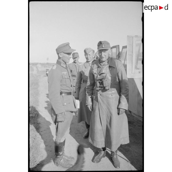 Un officier supérieur inspecte le front, il est salué par l'Oberstleutnant.