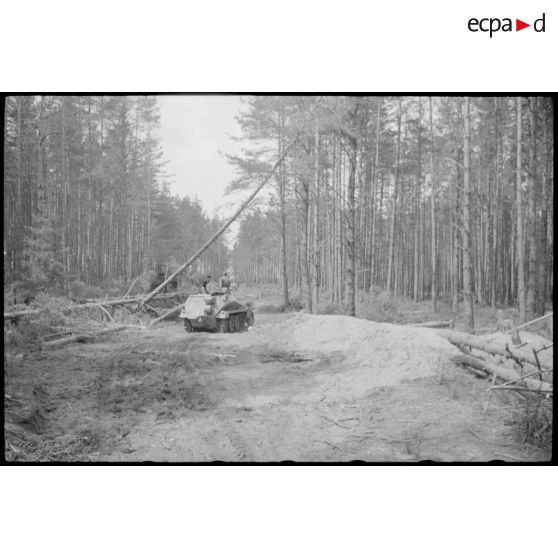 Un semi-chenillé Sd.kfz.253 de la Panzer-Propagandakompanie 697 équipé d'un haut-parleur (Lautsprecher).