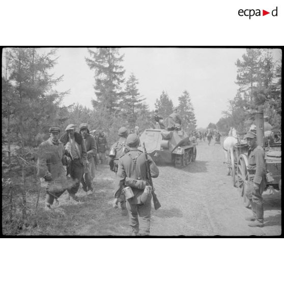 Un semi-chenillé Sd.kfz.253 de la Panzer-Propagandakompanie 697 équipé d'un haut-parleur (Lautsprecher).