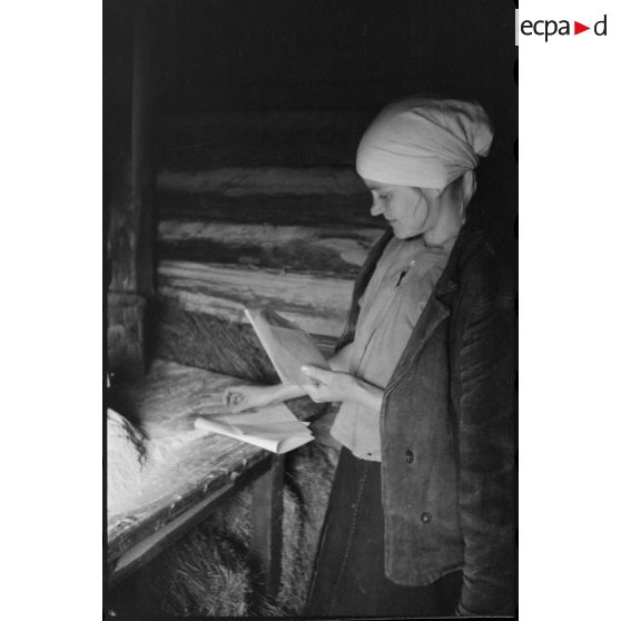 Portrait d'une femme dans une isba.