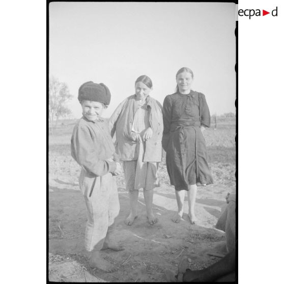 Le reporter se focalise sur des jeunes femmes et un garçon.