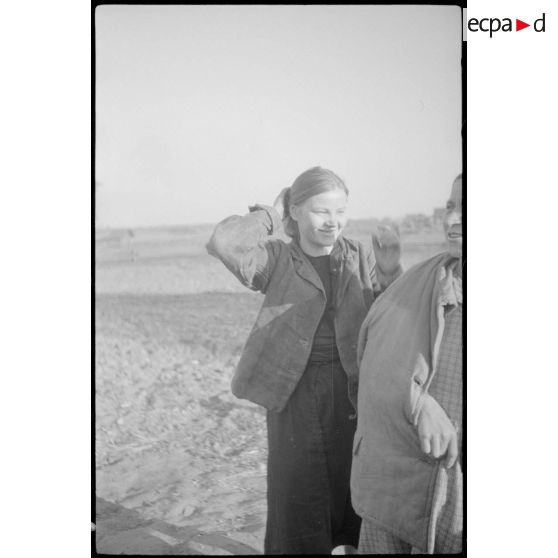 Le reporter se focalise sur des jeunes femmes.