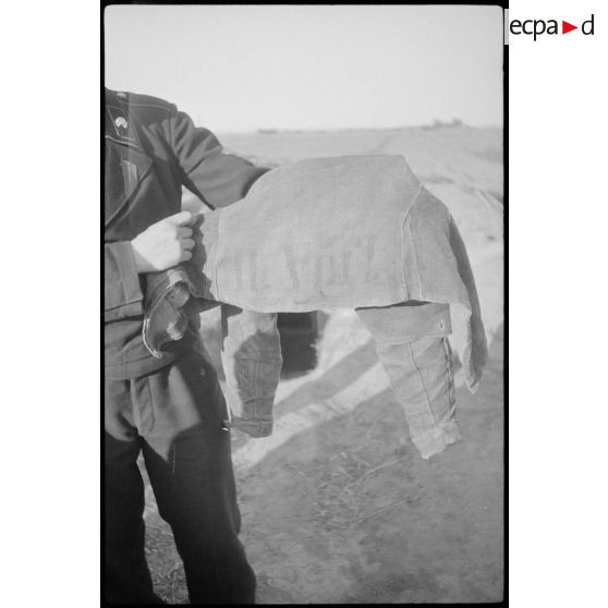 La veste d'une jeune femme interesse tout particulièrement le photographe, elle a été confectionnée dans un sac de la poste allemande.
