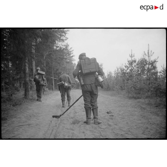 Recherches de mines (Minensuchgerät "Wien 41").