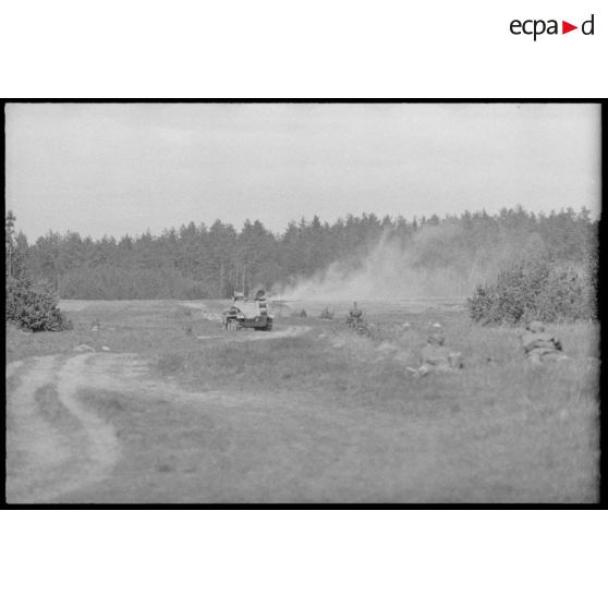 Un semi-chenillé Sd.kfz.253 de la Panzer-Propagandakompanie 697 équipé d'un haut-parleur.