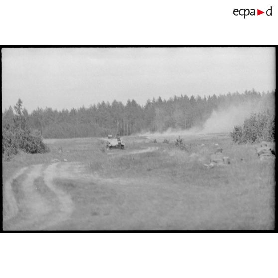 Un semi-chenillé Sd.kfz.253 de la Panzer-Propagandakompanie 697 équipé d'un haut-parleur.