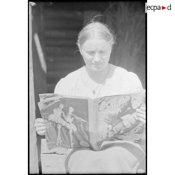 Lecture de la version russe du magazine "Signal" (ou Signal Ost).