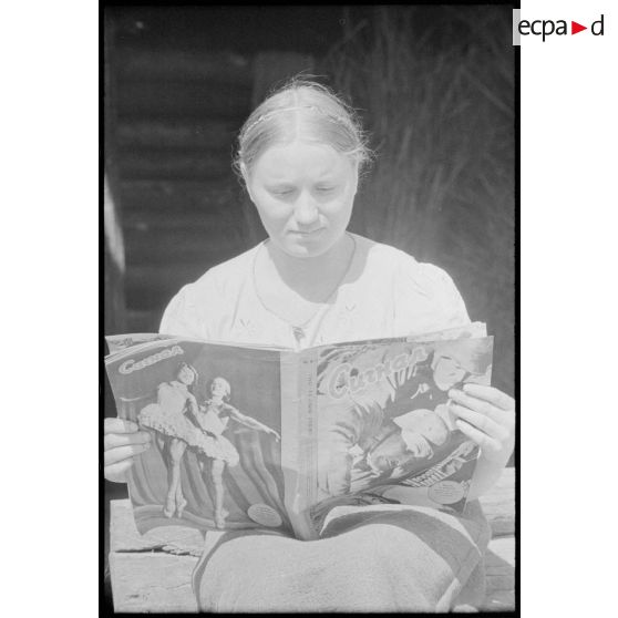 Lecture de la version russe du magazine "Signal" (ou Signal Ost).