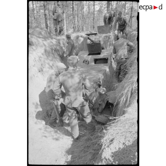 Dans le secteur de Lepel (Biélorussie), l'exhumation d'une automitrailleuse russe Ba-6.