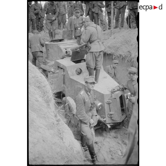 Dans le secteur de Lepel (Biélorussie), l'exhumation d'une automitrailleuse russe Ba-6.