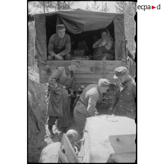 Dans le secteur de Lepel (Biélorussie), l'exhumation d'une automitrailleuse russe Ba-6.