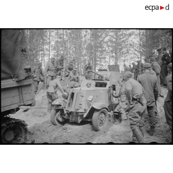 Dans le secteur de Lepel (Biélorussie), l'exhumation d'une automitrailleuse russe Ba-6.