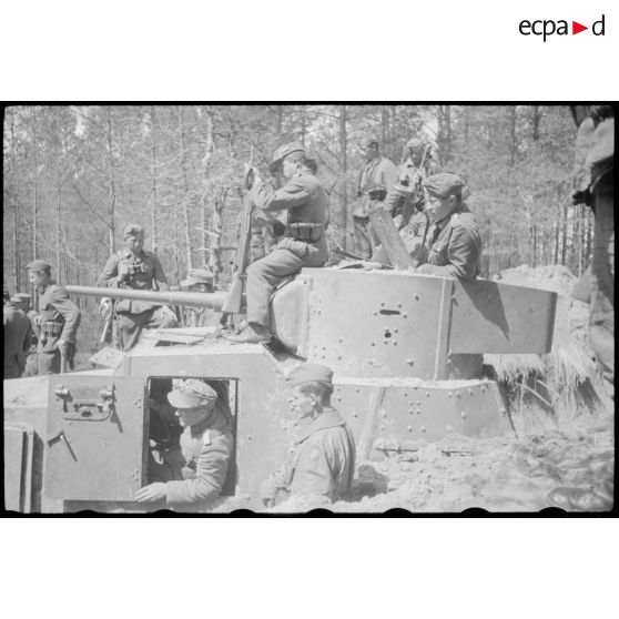 Dans le secteur de Lepel (Biélorussie), l'exhumation d'une automitrailleuse russe Ba-6.