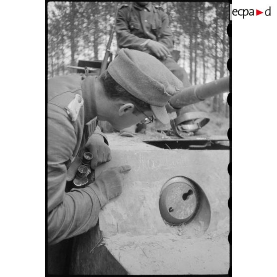 Dans le secteur de Lepel (Biélorussie), l'exhumation d'une automitrailleuse russe Ba-6.