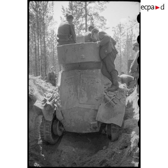 Dans le secteur de Lepel (Biélorussie), l'exhumation d'une automitrailleuse russe Ba-6.