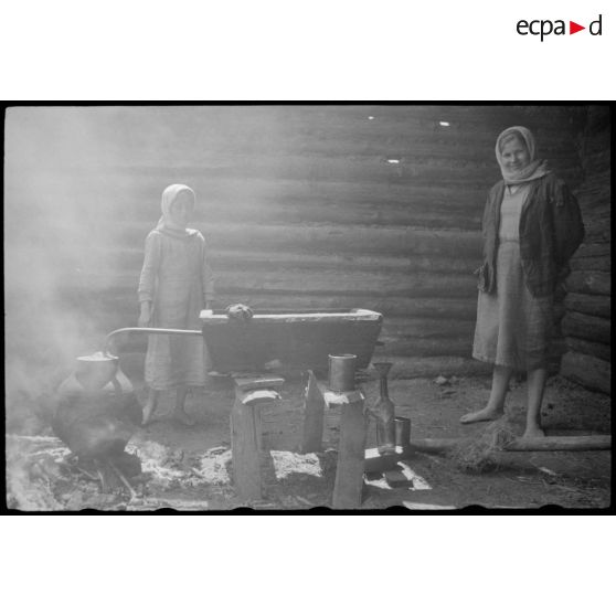 Distillerie artisanale dans une isba.