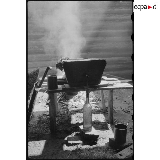 Distillerie artisanale dans une isba.