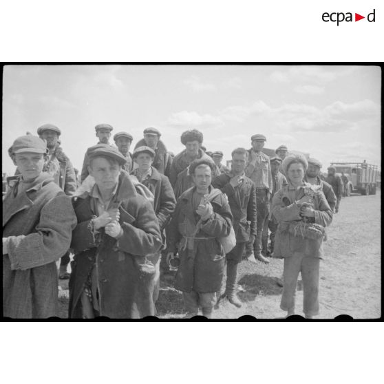 Réfugiés ou prisonniers russes requis quittent la Biélorussie que les forces allemandes évacuent.