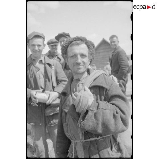 Réfugiés ou prisonniers russes requis quittent la Biélorussie que les forces allemandes évacuent.