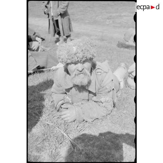 Réfugiés ou prisonniers russes requis quittent la Biélorussie que les forces allemandes évacuent.