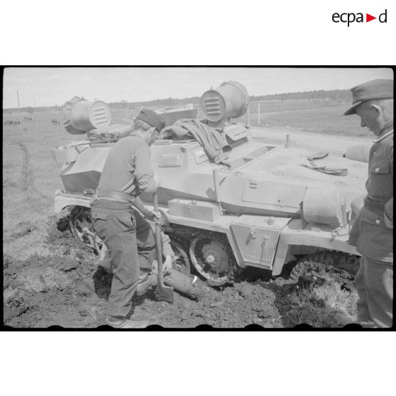 Un semi-chenillé Sd.kfz.253 de la Panzer-Propagandakompanie 697 équipé d'un haut-parleur.
