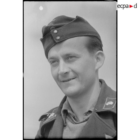 Le portrait d'un tankiste allemand ou d'un membre de la Panzer Propaganda Kompanie 697.