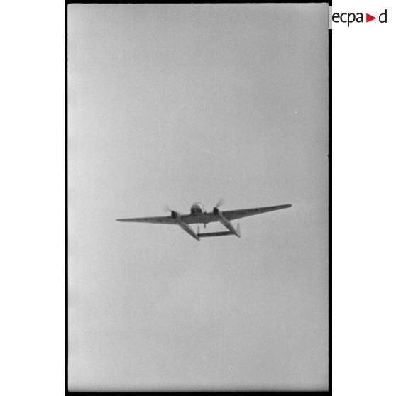 Un avion de reconnaissance Fw-189 UHU survole la zone de l'opération Frühlingfest.