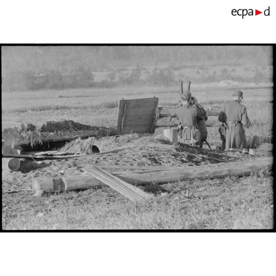 Observation aux jumelles depuis une tranchée allemande.