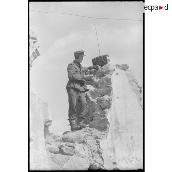 Un transmetteur perché sur une ruine.