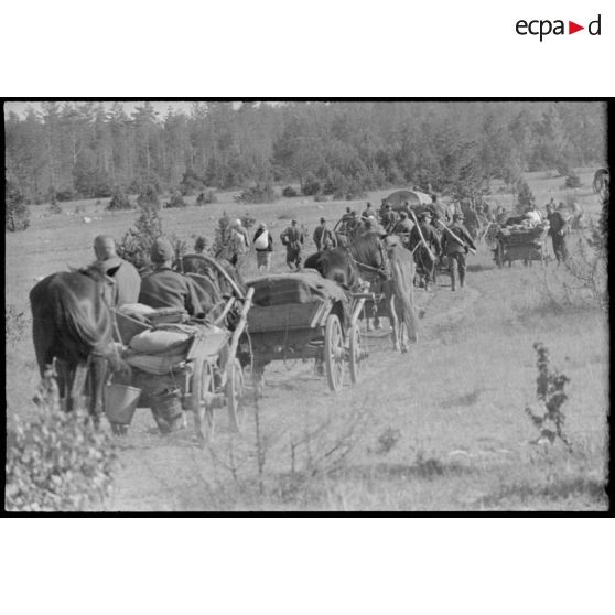 Des soldats et travailleurs forcés russes en retraite.