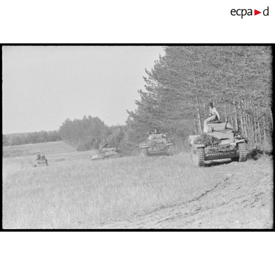 Une colonne de 4 chars Panzer II progresse.
