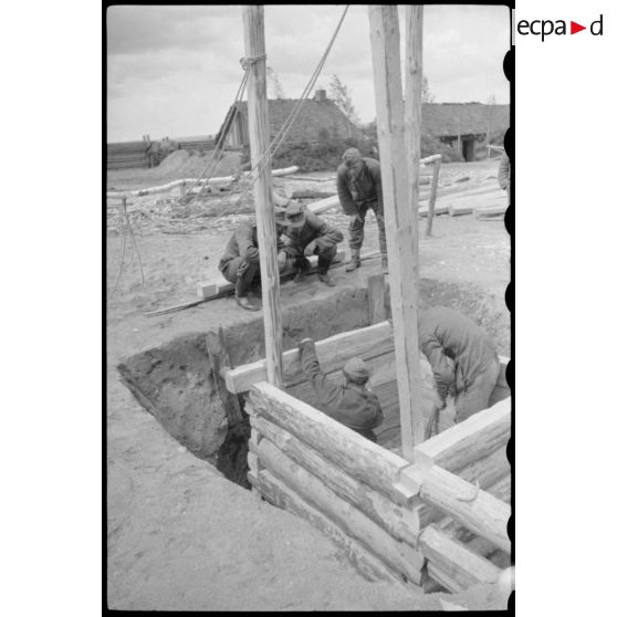 Construction d'un pont en bois par le Génie allemand.