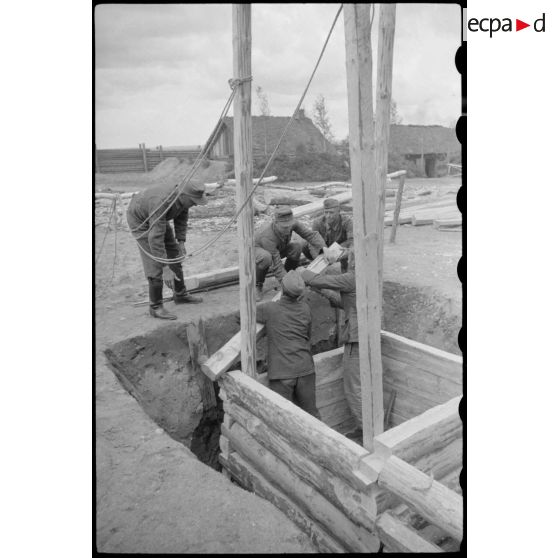 Construction d'un pont en bois par le Génie allemand.