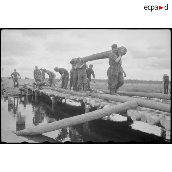 Construction d'un pont en bois par le Génie allemand.