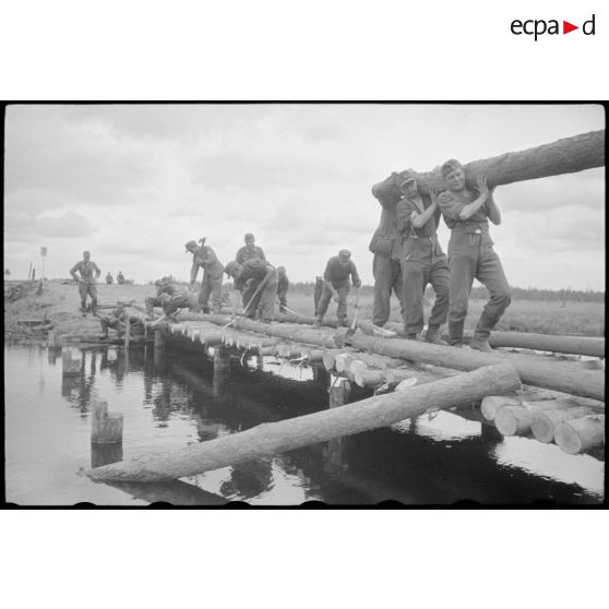 Construction d'un pont en bois par le Génie allemand.
