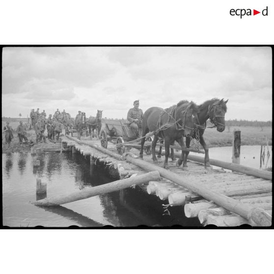 Construction d'un pont en bois par le Génie allemand.