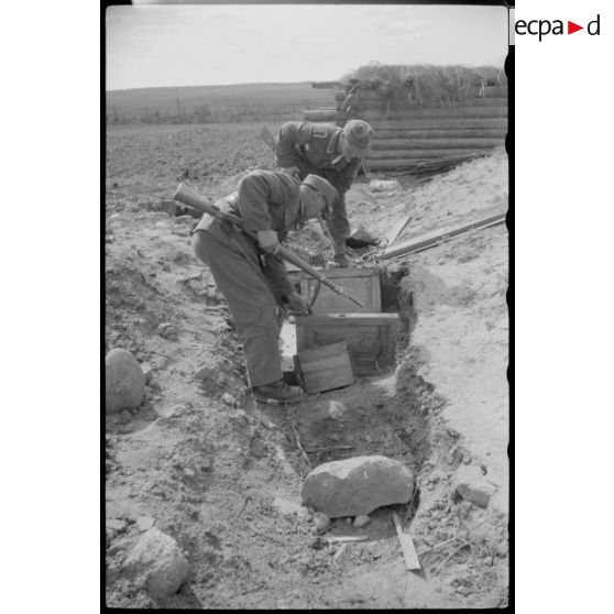 Fouille d'un village.