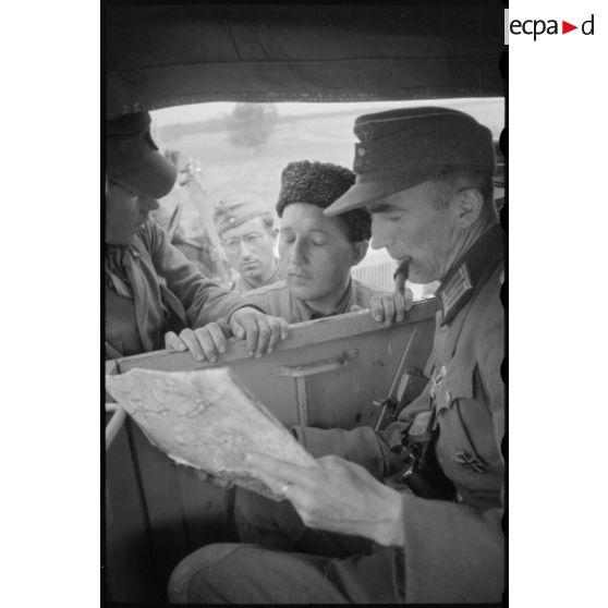 Un colonel cherche son chemin, il semble demander l'aide de soldats russes sous l'uniforme allemand.